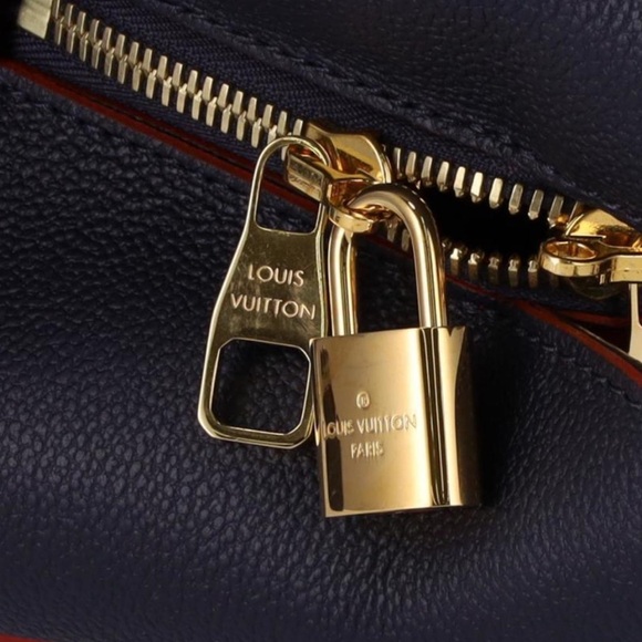 LOUIS VUITTON Montaigne BB
Marine Rouge Navy Bag Empreinte Leather - Picture 4 of 5